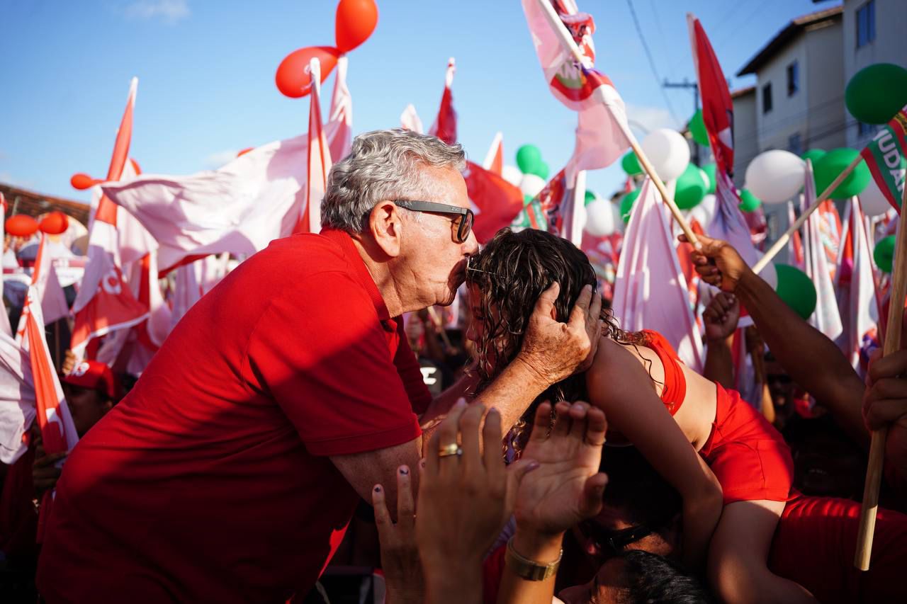 30 mil pessoas na rua: clima de mudança toma conta da histórica caminhada de Caetano